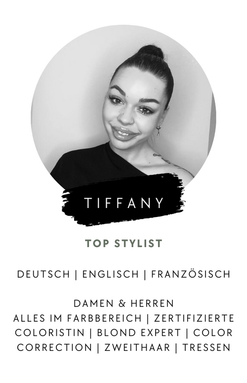 Portrait von Tiffany, Top Stylistin bei max your hairstyle. Sie macht Damenschnitte, Herrenschnitte und alles im Farbbereich, ist zertifizierte Coloristin, Blond Expertin und zuständig für Zweithaar und Tressen. Sie spricht Deutsch, Englisch und Französisch.